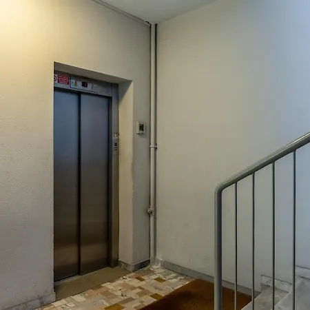 Bright Elegant Flat With Balcony, Portello Apartment Milan
