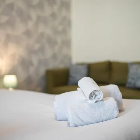 Bright Elegant Flat With Balcony, Portello Apartman *