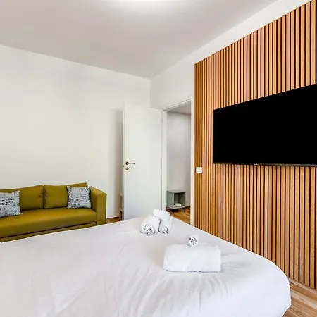 Bright Elegant Flat With Balcony, Portello Apartman