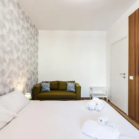 Bright Elegant Flat With Balcony, Portello Milánó