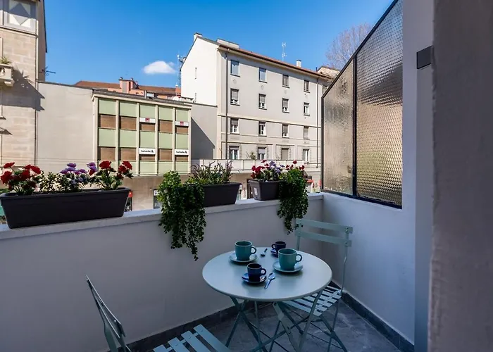 Bright Elegant Flat With Balcony, Portello Apartament