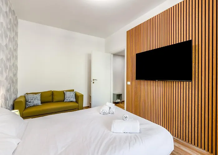 Bright Elegant Flat With Balcony, Portello Apartament