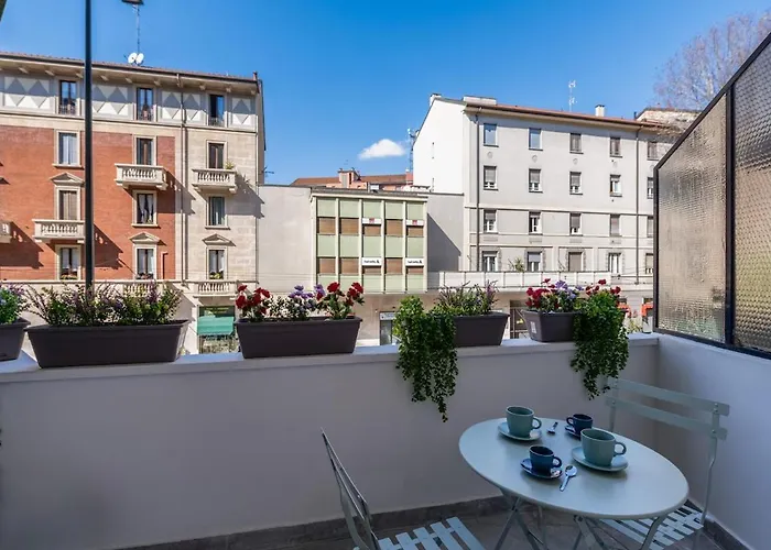 Bright Elegant Flat With Balcony, Portello Apartament