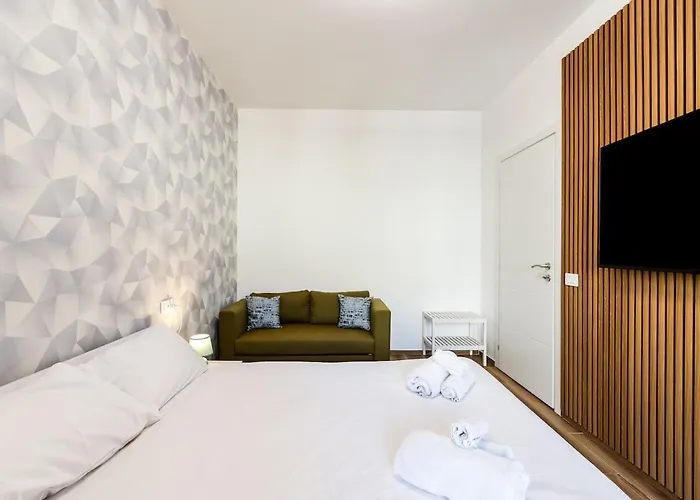 Bright Elegant Flat With Balcony, Portello Mediolan