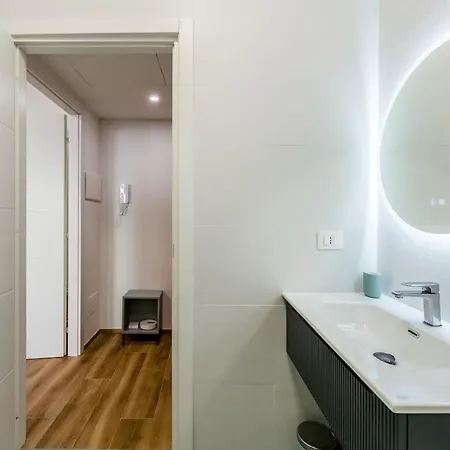 Bright Elegant Flat With Balcony, Portello 아파트 *