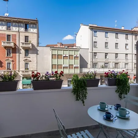 Bright Elegant Flat With Balcony, Portello 아파트